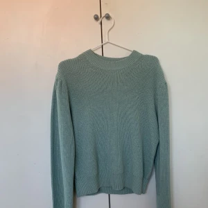 Stickad tröja - Mint grön stickad tröja köpt på Sfera i Teneriffa, använt typ 3 gånger så den är i väldigt bra skick. Den är i storlek L men jag tycker den sitter lite mer som en m/s. Fina detaljer på axlarna 🥰