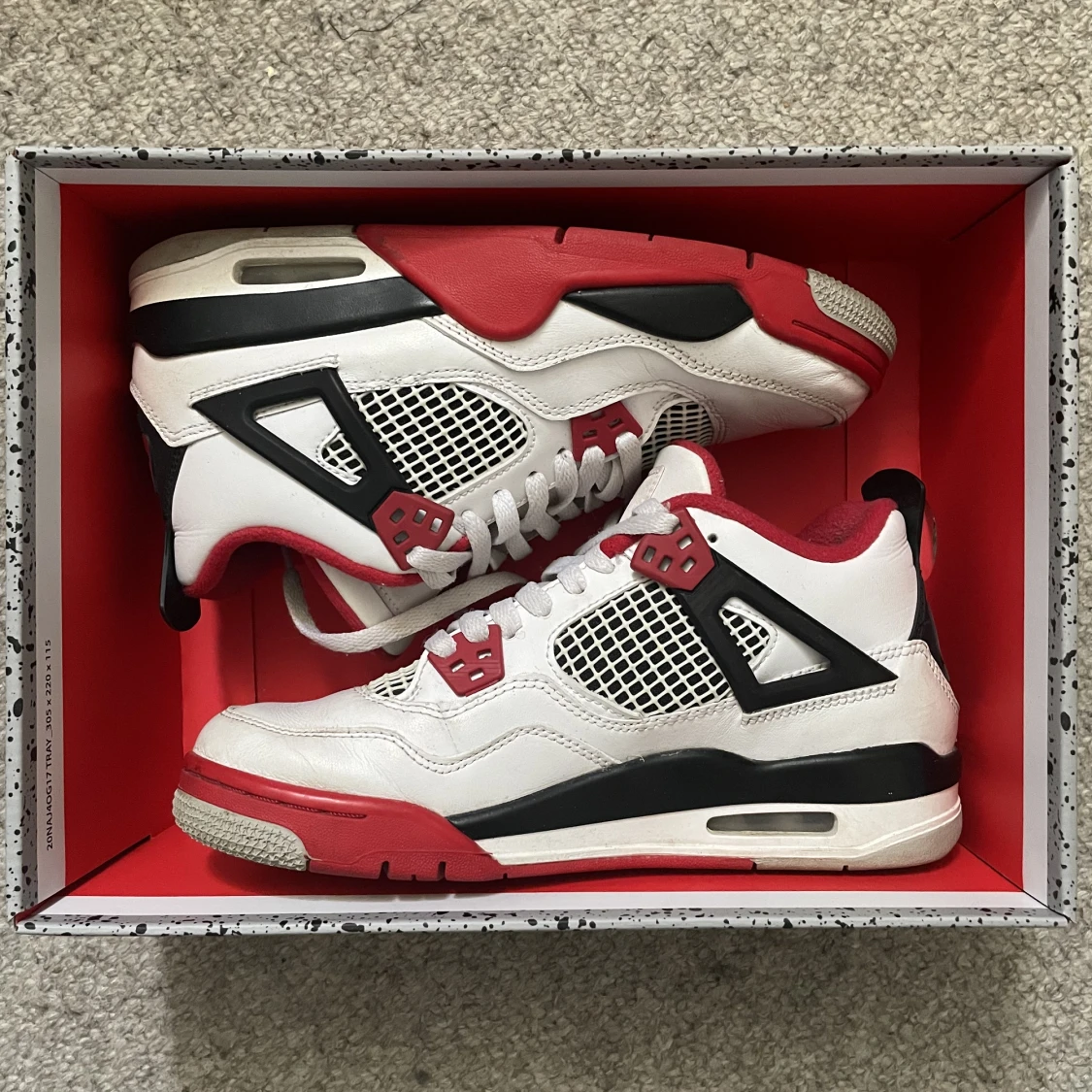 Jordan 4’s fire red - 90