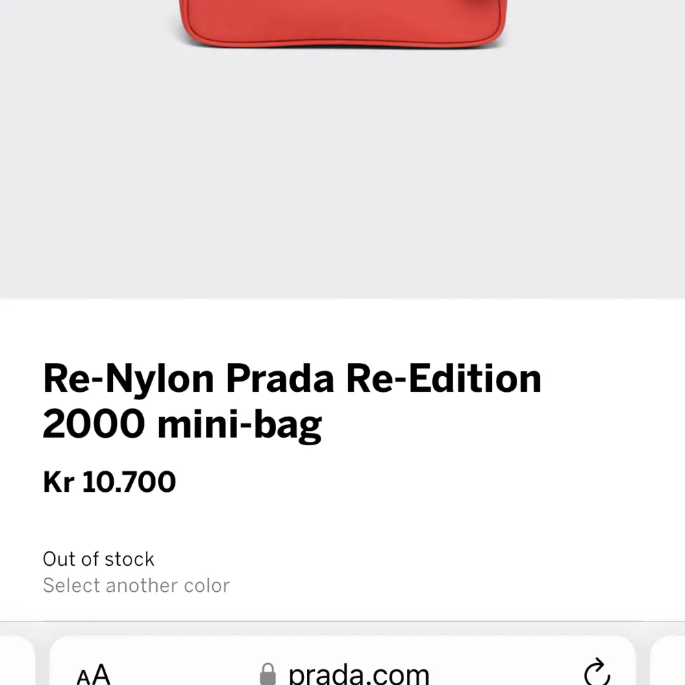 Prada re edition 2000. Fint skick. Fler bilder vid intresse. Nypris på Pradas hemsida är 10 700 kr. Man får men dustbag, låda osv. . Väskor.