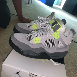  Jordan 4 neon - Säljer mina jordan 4 neon, svändt en del men sparsamt, vill sälja dem snabbt sa kan ga ner till 2800 vid snabb snabb affär