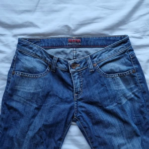 Lågmidjade Big Star (2) - Lågmidjade, bootcut från Big Star. Bra skick. Strl 27/32. Midja: 37 cm Innerbenslängd: 75 cm Ytter: 96 cm