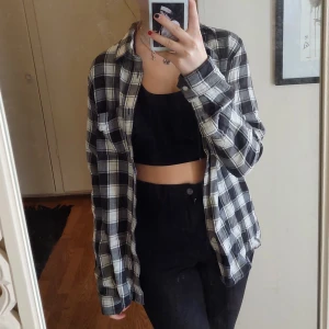 Skjorta Homebound - Skjorta köpt på Carlings, märke Homebound.  Knappt använd!🌻