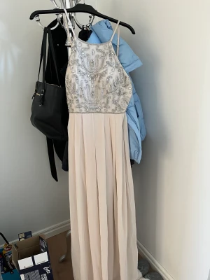 Balklänning  - Balklänning från nelly som i nyskick. Använd en gång. Öppen i ryggen. ❤️