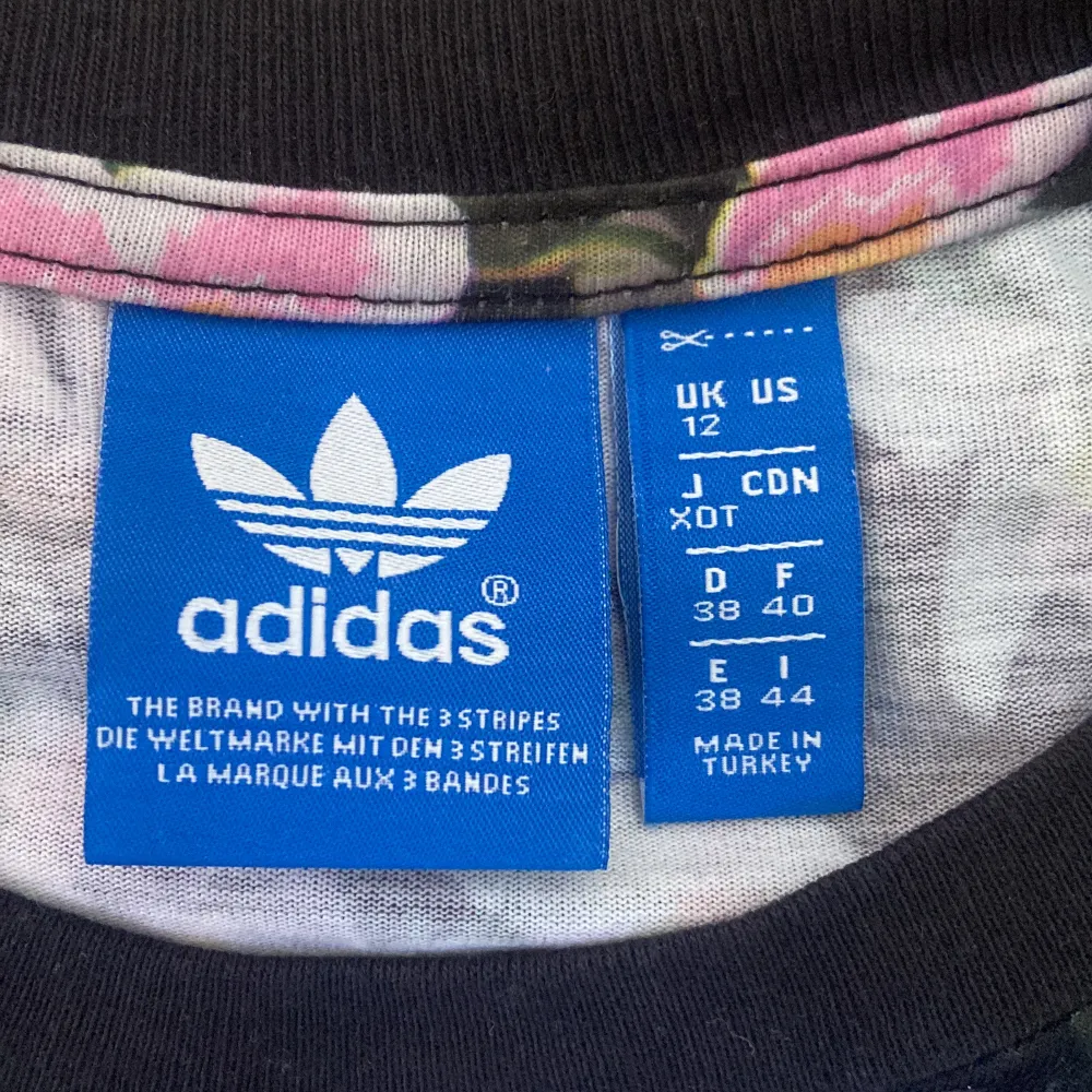 Adidas originals t-shirt.  Sparsamt använd.  100 % polyester . T-shirts.