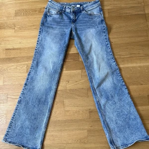 Bootcut jeans - Snygga och bekväma bootcut jeans från hm, dem är lågmidjade och slutsålda. De har en liten min fläck på sig, syns inte på bilden och är inget som märks, kan skicka bild på de om de önskas:)Kontakta om du vill ha bild med dem på eller undrar över något💗