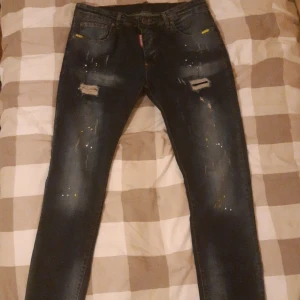 DSQUARED2 Slim Jean - Ett par jeans i bra skick som är gjorda i Italien. Har lagomt med stretch så att man kan justera passformen. Något av de mer lyxigare alternativen från DSQ2. Jag är 170 cm lång och de passade perfekt och var bekävma. Priset går att förhandla 