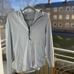 Cp company hoodie - Snygg och fräsch cp company hoodie i babyblå färg. Tröjan har ett gott helhetsintryck. Cond- 7,5/10 Size- M (sitter mer som S)
