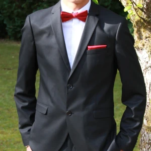 Svart Kostym för ungdom - Fin kostym för ungdom 14-20 år  Storlek kavaj: 48 (UK Size:38R) Chest Body Measurements Inches: 37-39 cm: 94-99  Storlek byxor: 44 (UK Size:28R) Waist inches: 28 Waist cm: 69-74 Length inches: 32 Lenght cm: 81	