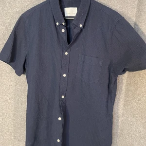 SAMSØE SAMSØE skjorta!! - säljer denna superfina skjorta från Samsøe samsøe!! den är helt ny, aldrig använd!! Storlek M, kan passa L också!!