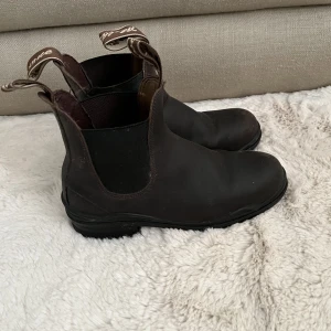 Bruna ridskor med stålhätta från Börjes - Bruna ridskor med stålhätta i storlek 39. Väl använda men i bra skick. Innermåttet är 24.5 cm.