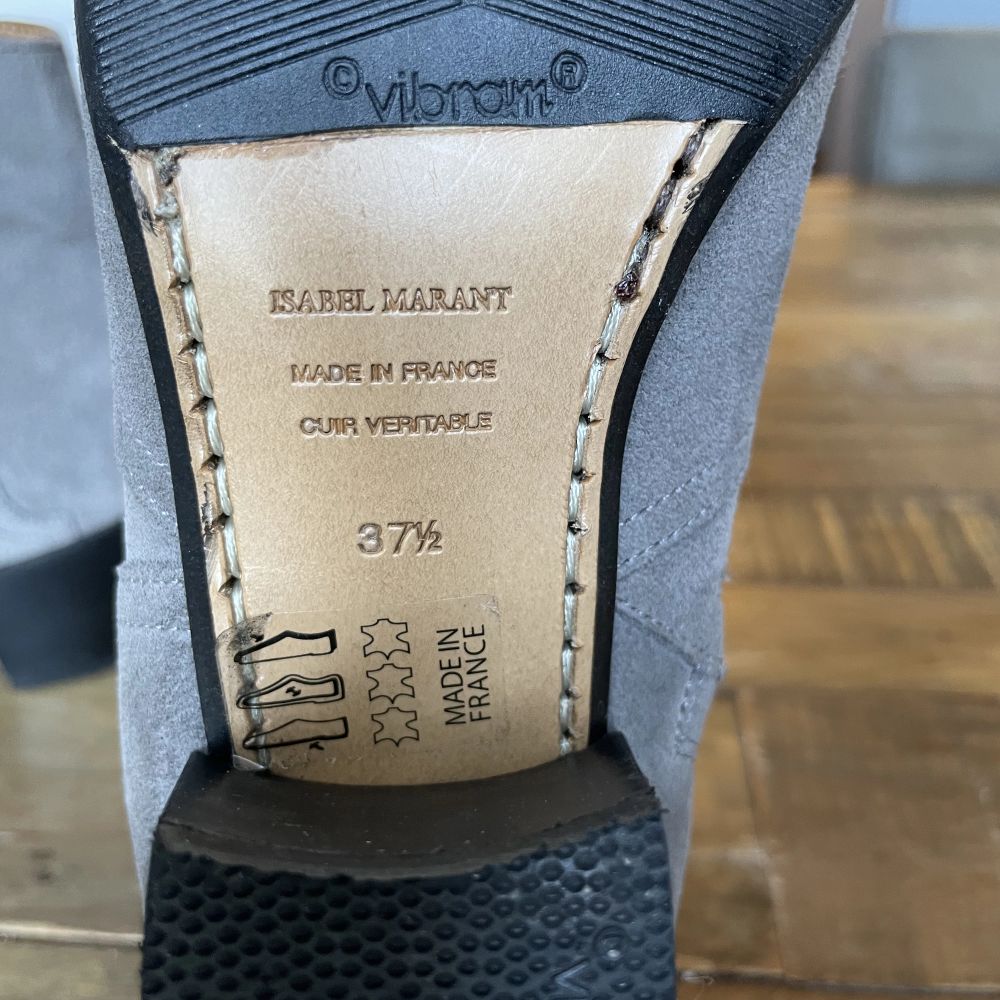 Ej använda och super snygga stövletter från Isabel Marant.Pga onda fötter kan jag ej ha dessa.Provhaft dom på mig 1 timme.Nypris på dom här går på ca 4500-5000kr.Har även sulat och klackat dom för ca 1100kr.Hojta till vid fler foton.. Skor.