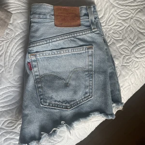 Levis shorts  - Shorts från Levis, knappt använda. Strl 26. Köpare står för frakt. 
