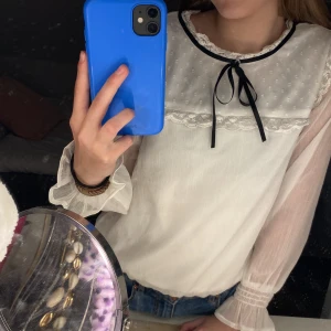 Vit blus - Säljer denna fina vita blus Köpte från Lindex för ett tag sedan men nu är den lite liten för mig Använd typ 2 gånger  Fint skick Har storlek xxs-xs och den pr lite liten för mig men jättefin