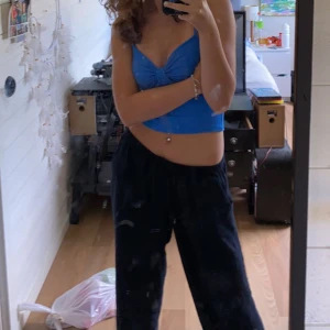 Intressekoll, svarta linnebyxor från h&m - Ifall intresset finns säljer jag mina svarta linnebyxor från H&M, dem är i bra skick och bara använda några gånger förra sommaren, om ni har frågor eller vill ha fler bilder är det bara att skicka.