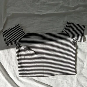 Randig croptop - Randig boatneck crop top. 