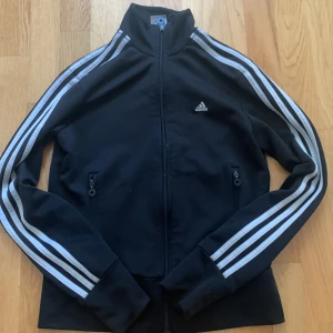 Svart adidas tröja - En svart adidas tröja med blixtlås utan luva använd få gånger och är i bra skick