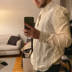 Linneskjorta L (54) - Linneskjorta köpt från Zalando inför sommaren för ett år sedan. Hög kvalitet, luftigt, skönt material och väldigt snyggt att ha på sig till fester under sommaren. Nypris 549 kr.