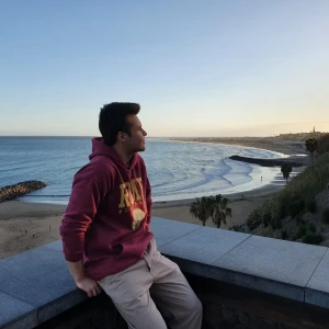 Vinröd Hoodie XL med Tryck - En (ljus)vinröd hoodie med snyggt tryck köpt online från ett företag i UK. Passar perfekt till när det blir kyligt på sommarkvällarna och matchas även väldigt bra med beige chinos i vardagen. Nypris 399 kr.