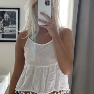 Ärmlös vit blus  - Blusen är från barnavdelningen men passar även mig som vanligtvis har s. Den har ett litet hål i ryggen, som man inte tänker på om man inte kollar nära.