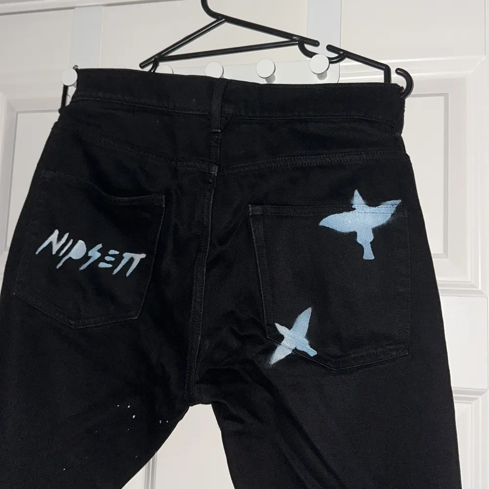 Märke: Nipsett Modell: 1 of 1 custom made Storlek: S. Jeans & Byxor.