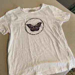 Söt t-shirt med fjärilstryck i lila. Använd ganska mycket men är i fint skick utan fläckar! 🥰