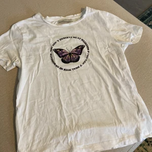 Fjärils-tisha 🦋 - Söt t-shirt med fjärilstryck i lila. Använd ganska mycket men är i fint skick utan fläckar! 🥰