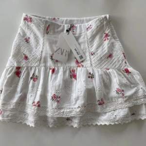 Jätte fin zara kjol som är perfekt till sommaren! Är typ använd 2 gånger! Skriv till mig om ni har några frågor! (Två av första bilderna är tagna)