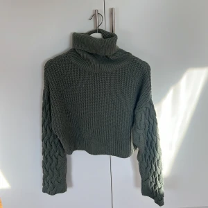 Stickad tröja  - En stickad tröja med krage som är kroppad ifrån na-kd i storlek S. Den är i bra skick.