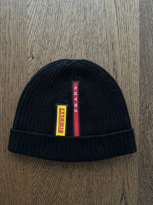 Prada beanie - Prada beanie Skick: 9/10 (köpt på haiendo för 1490kr)