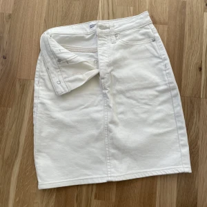 Vit jeanskjol - Säljer denna supersöta jeanskjol ifrån Aurora Skirt i storlek XS. Sitter väldigt snyggt och passar perfekt till sommaren. Säljer pga att den är lite för liten för mig🌺
