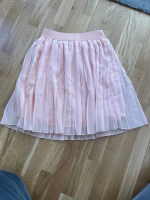 Rosa volangkjol  - Säljer min supersöta ljusrosa volangkjol ifrån NAKD. Så bekväm och är så fin till sommaren. Skriv vid frågor och funderingar!🌸