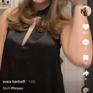 Svart satin topp zara - Snygg svart satin topp ifrån zara! Använd 1 gång så är i helt nyskick. 