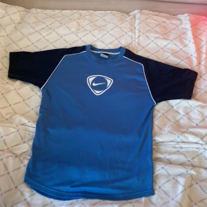 Vintage Nike T-shirt  - Den är en tränings tröja i perfekt skick💙Tryck gärna på köp nu💗 eller så kan jag stå för frakten 