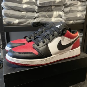 Jordan 1 low black toe - Väldigt bra skick, box medföljer 