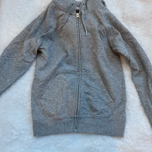 Grå kofta - Grå super skön kofta från Cubus i prima skick. Passar stl xxs-m. 