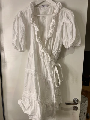 Vit sommarklänning  - Vit söt sommarklänning som är använd en gång. Frakt ingår i priset🥰