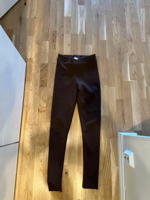 Leggings  - Bruna leggings från chiquelle storlek xs, fint skick! Använda få gånger. Är jättesköna!