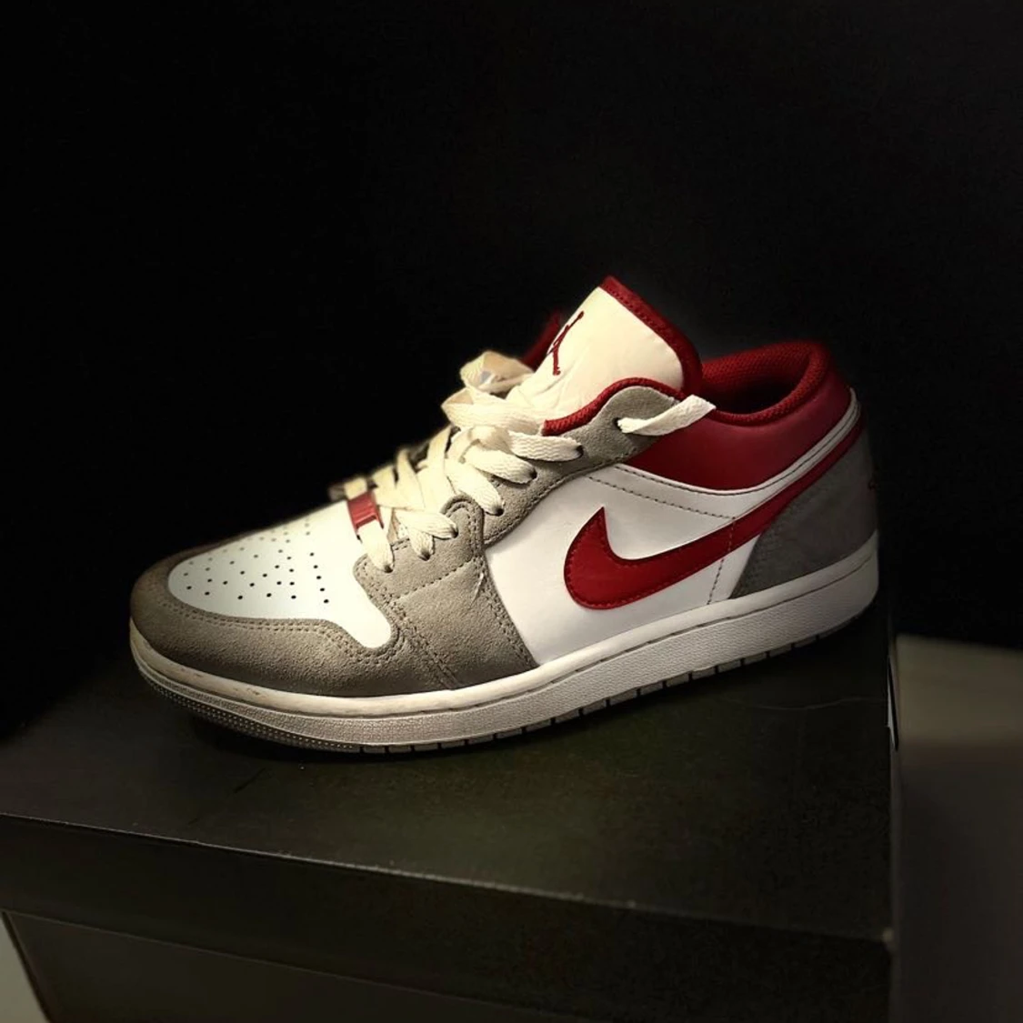 Jordan 1s lightsmoke grey gymred low
