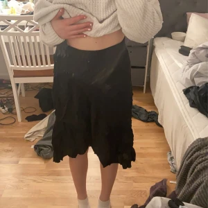 Kjol - Hej! Säljer min lång kjol från Lindex då den aldrig kommit till användning. Storlek S men passar även M då den har två olika knapphål som man kan fästa i. Den är köpt för 400 men säljer för 150+frakt 