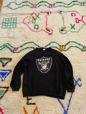 Vintage Raiders tröja  - Svinfet vintage Oakland Raiders tröja! Den har en skön boxy fit😎😎