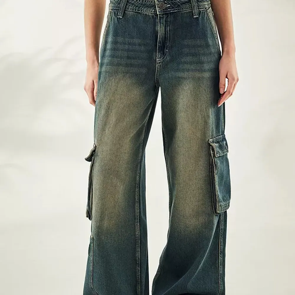 Säljer dessa super snygga jeans från Urban outfitters, de kommer inte till användning och var lite stora.❣️köptes för 600kr. Jeans & Byxor.