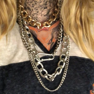 Kedjor - Halsband Silvriga går som halsband och i byxor 60kr st eller alla för 150kr