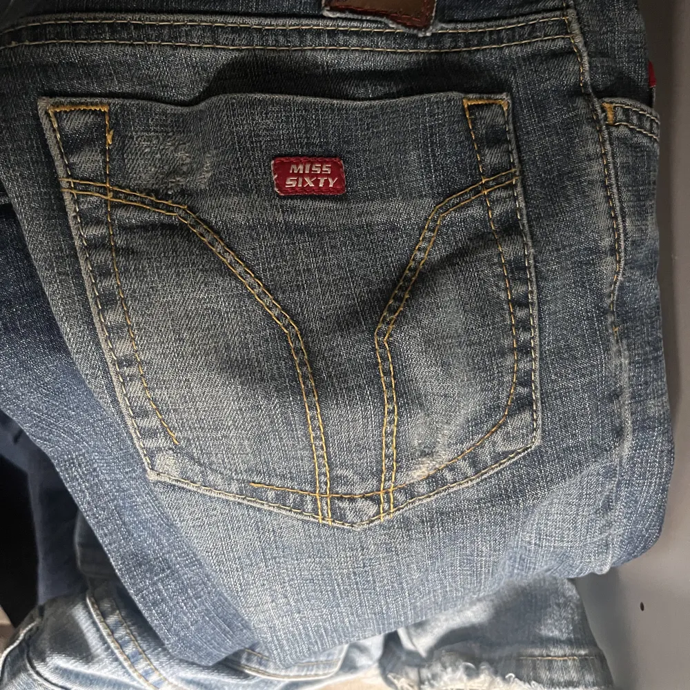 Säljer mina jätte snygga jeans från miss sixty, köpta från sellpy❤️på lappen står det att de är i storlek 31, vilket passar mig som alltid bär S och är 178cm lång❤️‍🔥600kr inkl frakt. Jeans & Byxor.