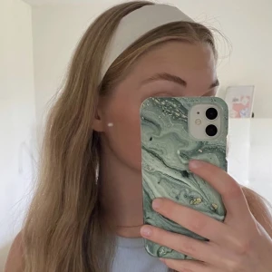 Vitt linnehårband  - Vitt hårband i linne som jag har sytt själv 🤍 Det är sytt med resår så det passar många olika storlekar! 99kr +15kr i frakt om man inte vill ha spårbar 😃