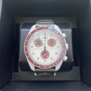 Omega x swatch  - Intressekoll på en helt ny omega x swatch mission to Pluto. Aldrig använd, box, papper och kvitton finns med. Om det är högt intresse så startar jag budgivning.