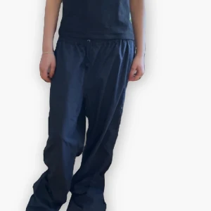 Byxor  - Lågmidjade blåa byxor, säljer då de är för långa på mig. Kan skicka bild för hela byxan syns! läs min policy (finns på likade inlägg) innan du skriver, du kommer antagligen få svar på din fråga där 💓