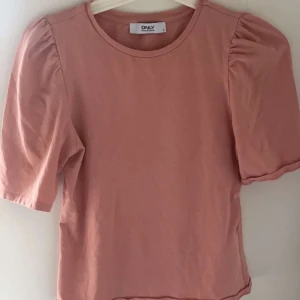 Only tröja  - Säljer denna söta only tröjan i storlek S, den är i bra skick🫶🏼 klicka gärna på köp nu om du vill köpa 