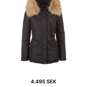 Vinterjacka  - Använd 2 vintrar , fint skick på jackan. Kanske en kemtvätt behövs 