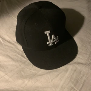 Fitted keps LA - Säljer nu denna fitted kepsen för att den ej kommer till användning längre. Stl 57,7. Väldigt gott skick