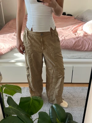 Cargo byxor - Xs/34 Beige byxor  flera fickor